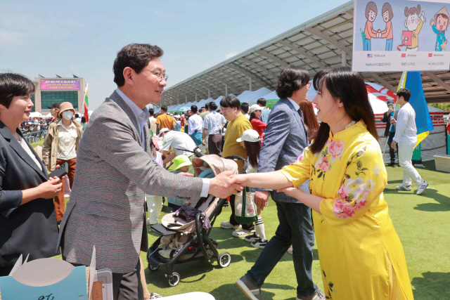 18일 용인특례시청 하늘광장에서 열린 제18주년 세계인의 날 기념축제에서 이상일 시장이 행사 참가자들과 인사를 나누고 있다./사진제공=용인시